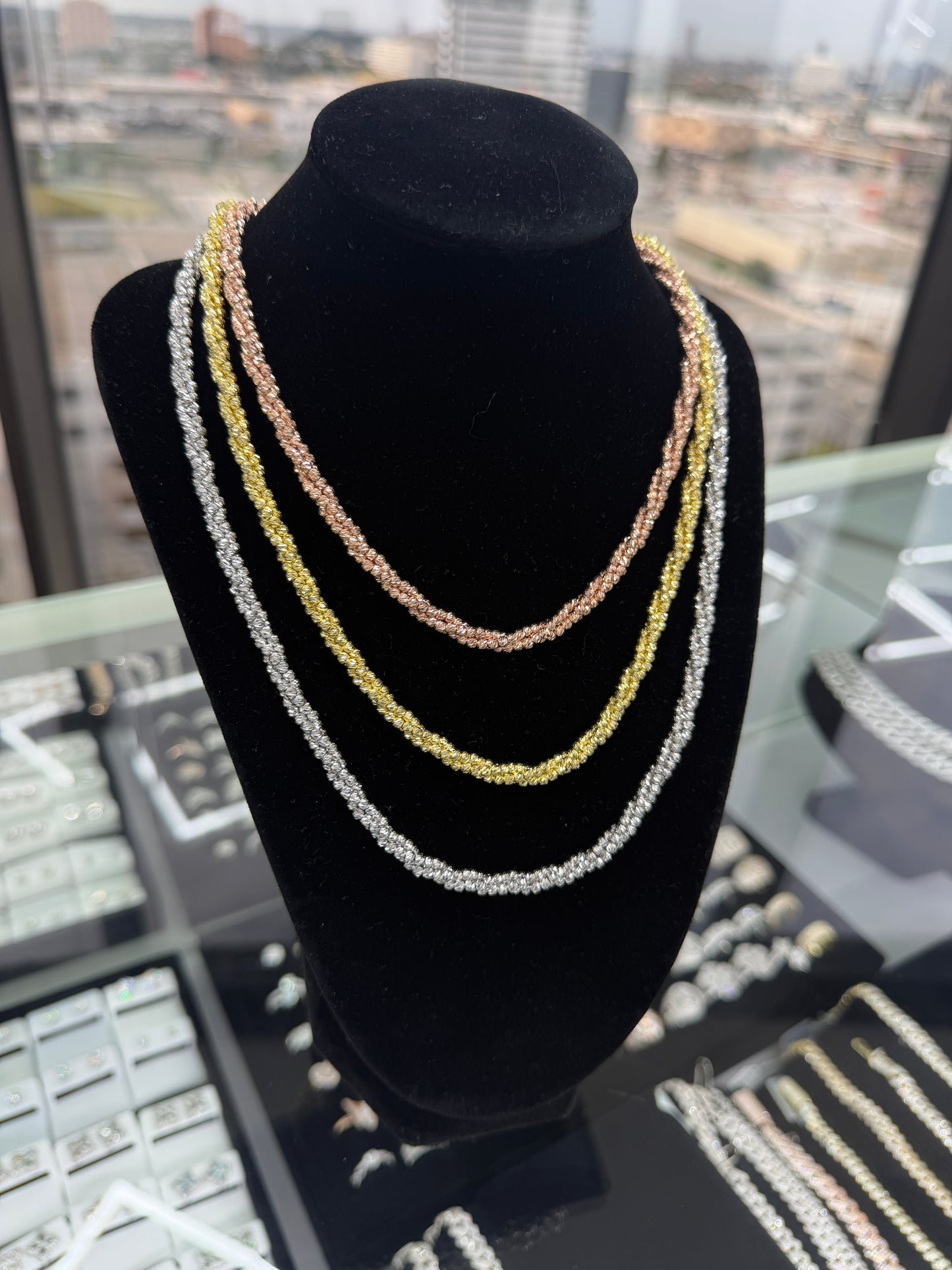 Twisted Mooncut Chain