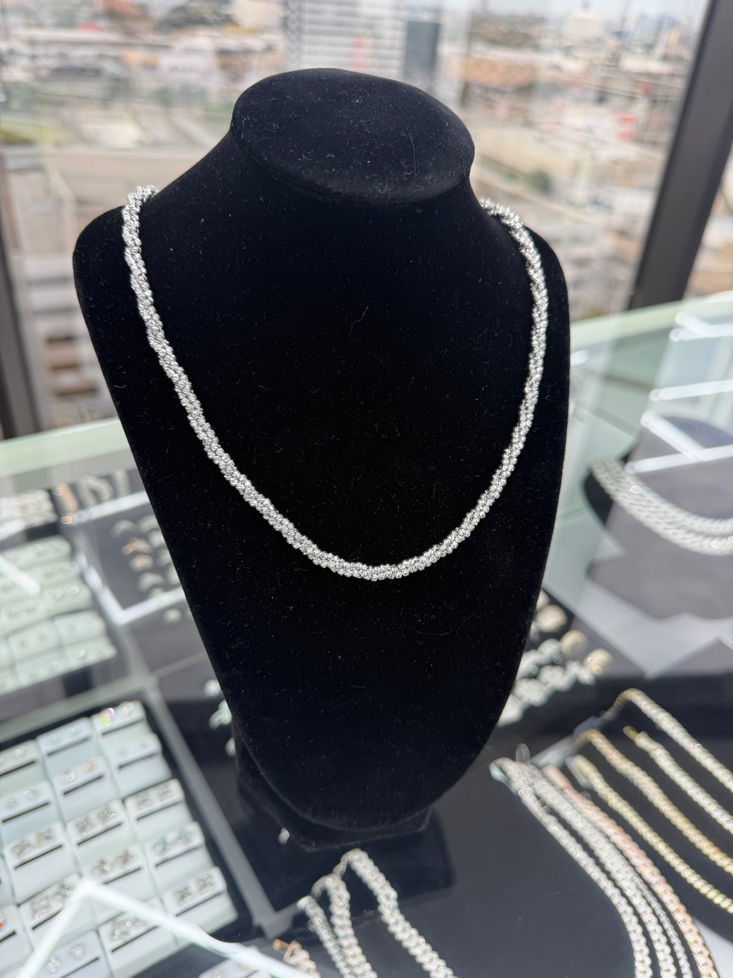 Twisted Mooncut Chain